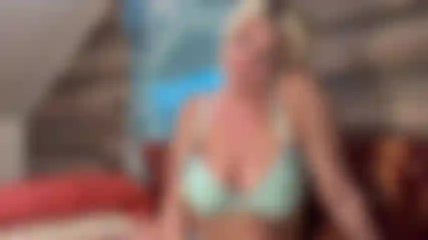 Die ihren freund nach der arbeit aufmuntert.