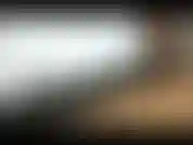 Nimm deinen schwanz in deine hand und streichle ihn, während du den schönsten arsch anbetest, den du je in deinem aufzug gesehen hast.