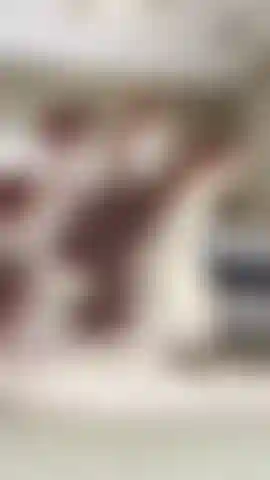 Die ihre füße nach dem duschen eincremt