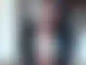 Eine göttin, die spielt und ihr üppiges haar bürstet, sehe ihre sexy augen und lippen. Perfekt für die selbstbefriedigung ohne worte.