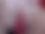 Muschi in nahaufnahme, großer spritzer im schulmädchenrock. Fingersatz und große dildopenetration. Rasiert, stöhnen, keine musik.