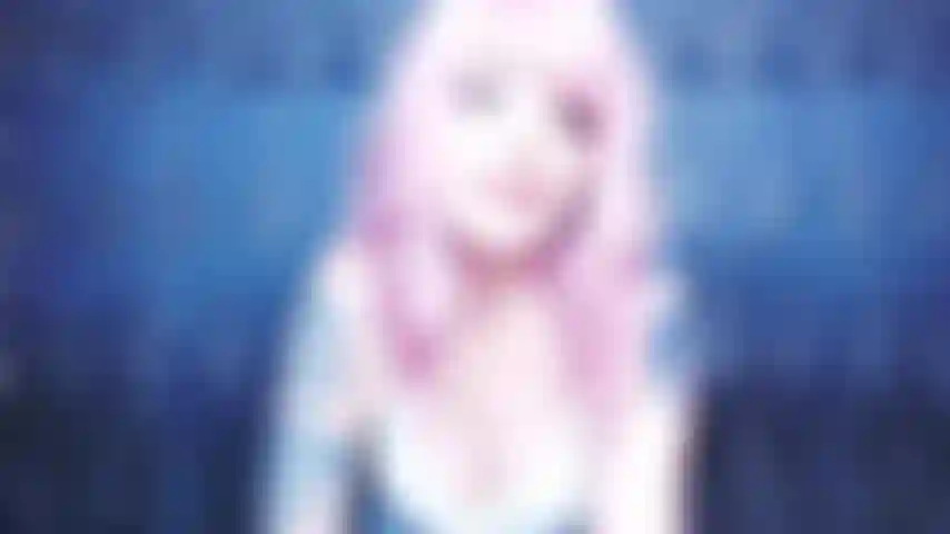 Die göttin kichert und macht sich über deinen kleinen penis lustig.