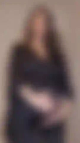 Hochschwangeres bademantel-strip- und dildo-video.