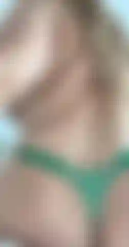 Ihren saftigen arsch hüpfen lässt und ihre löcher für dich spreizt.