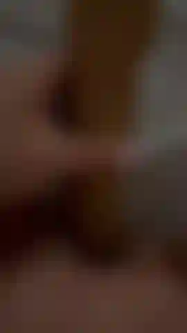Ich reize meine enge muschi, bis ich es hineinbekomme.....