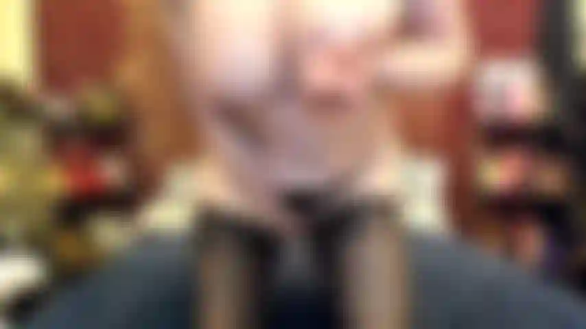 ( Gs.383) GoldieStar tritt in einer goldshow auf. Rollenspiel (alle männer im raum beim namen nennen...) 9 Minuten. Milf, schwarze strümpfe. Höschen. Schwarze high heels mit nieten, große titten, interaktives spielzeug, anal, dp (12.12.2021).