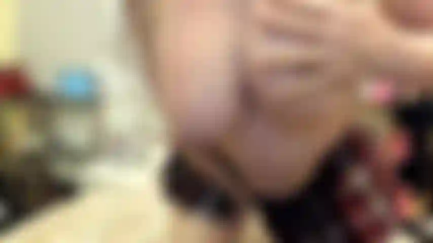 ( Gs.802) GoldieStar tritt in der goldshow auf – 10 minuten. Karierter rock, große titten, großer arsch, haarige muschi, schwarze strass-high-heels, spritzend, weißer dildo (16.11.2022).