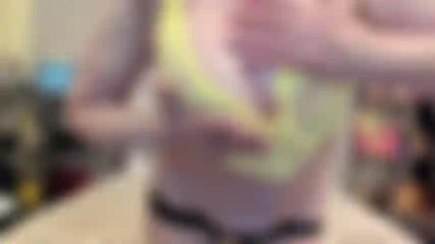 ( Gs.727) GoldieStar tritt in einer goldshow auf – 9 minuten. Gelbes netzoberteil, große titten, gilf, interaktives spielzeug, großer rosa dildo, nackte füße, behaarte muschi, squirting, interaktives analspielzeug, anal, dp (21.08.2022).