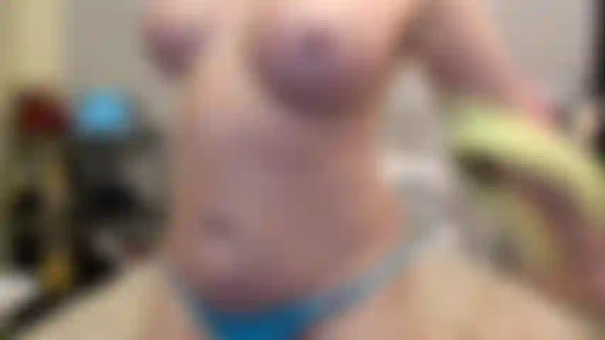 ( Gs.713) GoldieStar tritt in einer goldshow auf – 9 minuten. Große titten, großer arsch, gilf, nackte füße, squirting, anal, interracial dp, haarige muschi (15.08.2022).