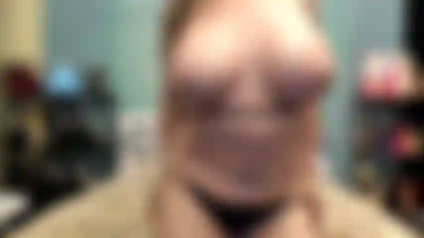 ( Gs.667) GoldieStar tritt in einer goldshow auf – 11 minuten. Große titten, großer arsch, gilf, behaarte muschi, squirting, großer rosa dildo, nackte füße, anal, schwarze high heels mit nieten, dp (25.07.2022).