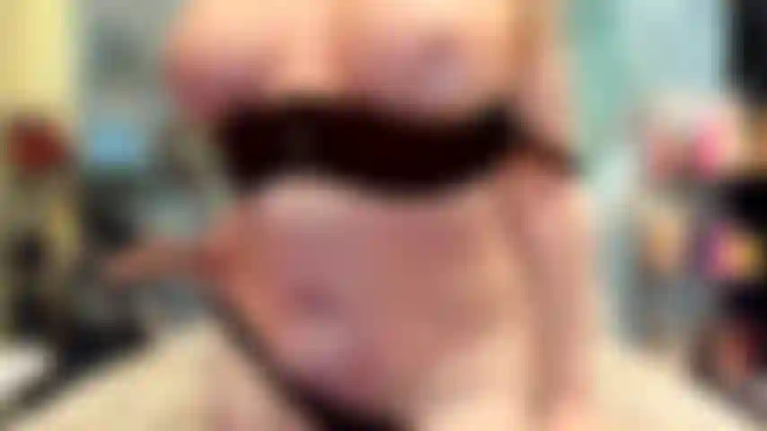 ( Gs.674) GoldieStar tritt in einer goldshow auf – 9 minuten. Große titten, schwarzer bh ohne körbchen, schwarze strumpfhose, großer rosa dildo, squirting, gilf, pussy-spiele (29.07.2022).