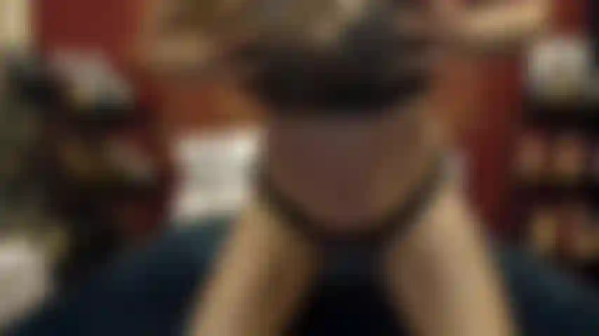 (42) GoldieStar trägt ein tarnoutfit und high heels. Und ficke ihren arsch und ihre muschi. Spritze ab.