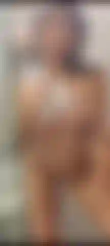 Striptease in der show. Ganz nackt, fingernd und fetter arsch.