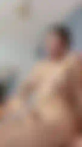 Schau mir zu, wie ich über dich komme (auf meinem oberkörper reitend).