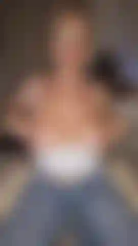 Ich spucke auf meine geilen titten, schau zu wie es von meinen nippeln tropft und ich es ablecke und absauge x.