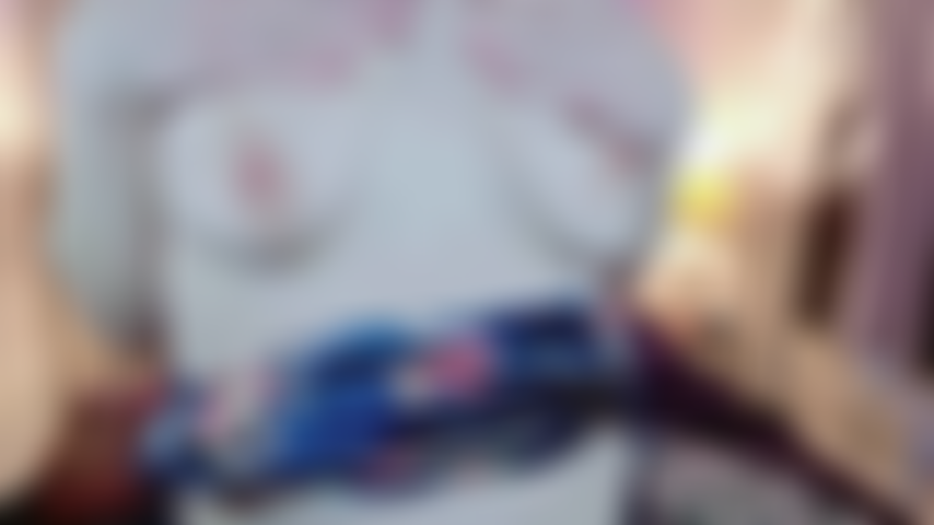Mini-clip mit behaarter muschi und kitzler-teaser.