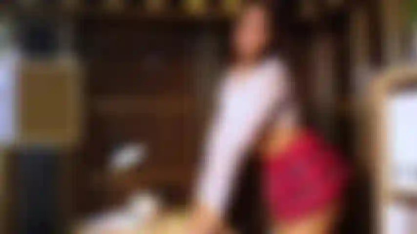 Ich bin das ungezogene college-mädchen im büro meines lehrers.