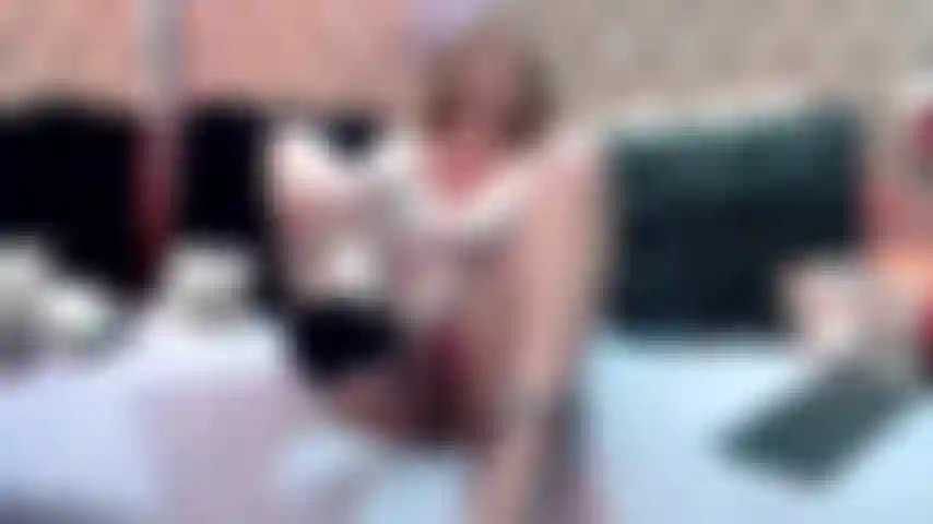 Lass uns spaß mit einer massage mit meinen füßen haben.