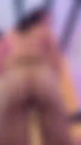 Mit einem hintern und einer haarigen muschi in deinem gesicht.