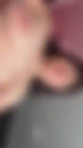 Nackt und wild. Ich schüttele meine titten und wiege meine hüften und lasse jede kurve für deine augen sich bewegen.