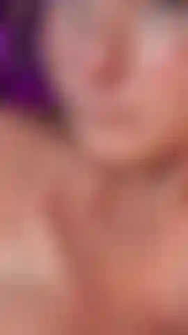 Nichts macht mich mehr an, als meine eigenen brustwarzen zu lecken und meine zunge über meine haut gleiten zu spüren. Würdest du mir helfen, weiter zu kommen?