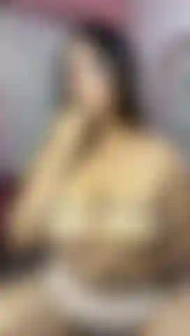 Ich spiele mit meinen titten und gebe dir einen russischen blowjob.