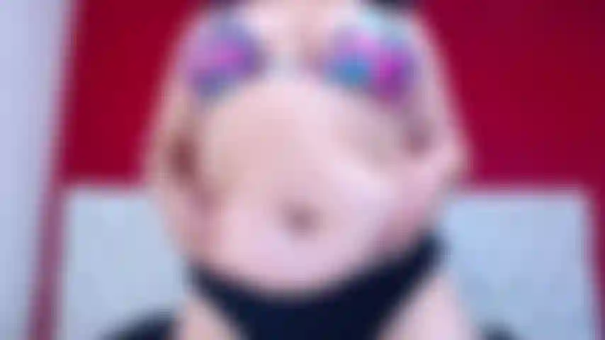 Komm und lass uns mit meinem sexy bauch spielen.