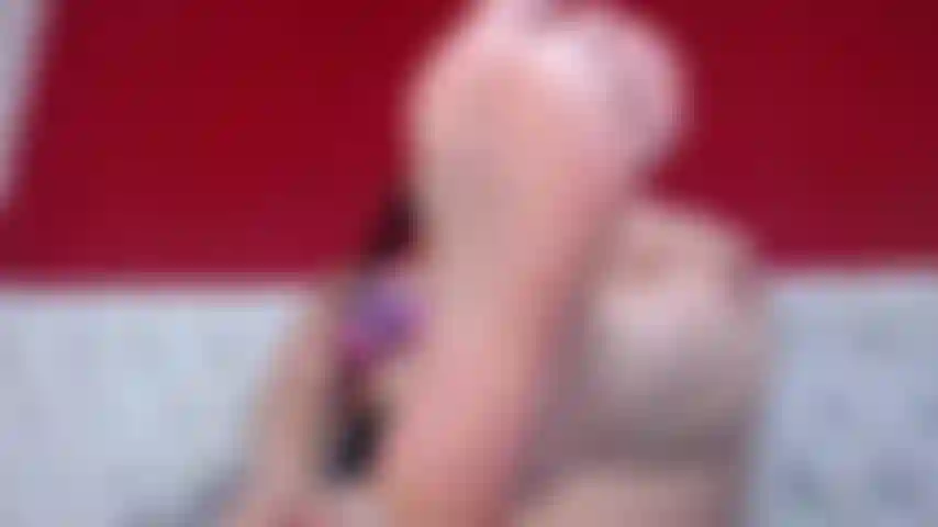 Hanna massiert ein wenig ihre zarten füße und ihre schönen beine.