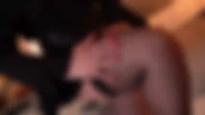 Sexy stiefmutter, die sanft im bett neckt.