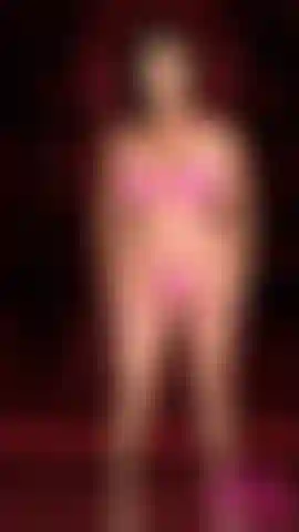 Göttin humiliatrix im rosa latex-teaser. Hol dir das vollständige video.
