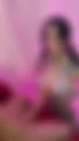 Saugen und sabbern über einen riesigen schwanz in clown-make-up mit meinen saftigen titten heraus.