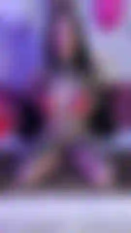 Ahegao-gesicht & hüpfende titten tease in einem roten string-bikini & fischnetz-bodysuit.