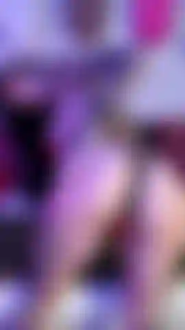 Sabber, während ich meinen arsch für dich spreize und draufschlage, in einem roten string-bikini und einem fischnetz-bodysuit. 🍑 (Keine pixel).