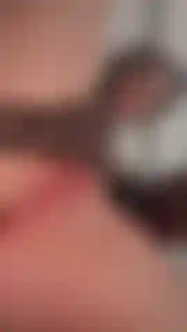 Meine muschi pochte so stark, dass ich nicht anders konnte, als mein höschen zur seite zu schieben und mit meiner engen muschi zu spielen, bis ich zum höhepunkt kam!