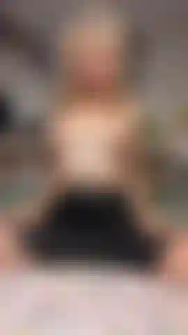 Spiel mit mir, daddy. Ich liege einfach in meinem bett, bin supergeil, trage einen engen schwarzen rock und sonst nichts und warte darauf, dass du zu mir kommst und meine kleine rosa pussy zerstörst. Komm, berühr sie?