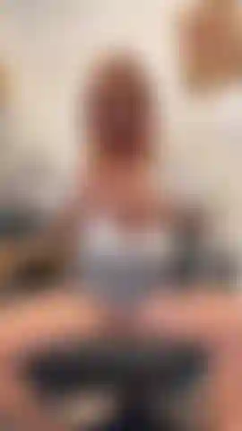 Tittenfick mit dildo – ich wette, du wünschtest, das wäre dein schwanz, der meine kleinen fickt, während ich darauf spucke und ihn schön feucht mache, damit du ihn mir in den hals schiebst!