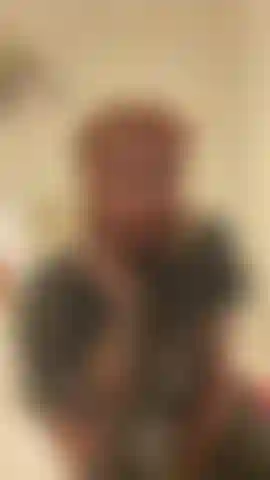 Schau mir zu, wie ich mich über dein gesicht hocke – hey sklave, ich bin gerade mit dem training fertig und daher schön verschwitzt. Du liegst da, während ich meine hose ausziehe und mich direkt vor dein gesicht hocke und dir meine beiden löcher zeige. Was würdest du damit machen?!