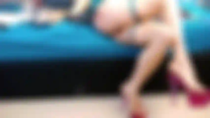 Mit baumelnden high heels.