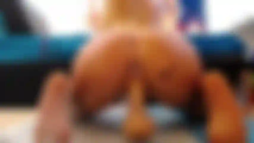 Reite einen spritzdildo.