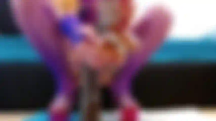 Eingesperrter schwanz gegen großen schwarzen schwanz.