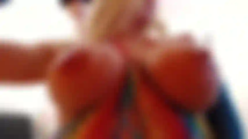 Bbc reibt sich die brüste.