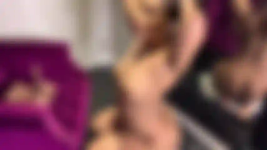 Reite einen dildo auf dem thron.