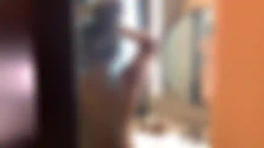 Beim duschen einen spanner beobachtet.