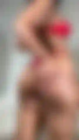 Rotes dessous-twerk.