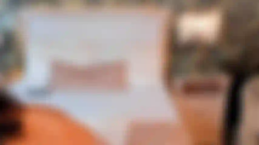 Jede bewegung, während ich meinen arsch ficke, ist ein erotisches gedicht, mein stöhnen ist eine melodie für deine ohren, während ich mich in der ekstase der lust verliere, schreien meine gedanken einfach danach, dass du kommst und dieses neue abenteuer mit mir beginnst ... Worauf wartest du?