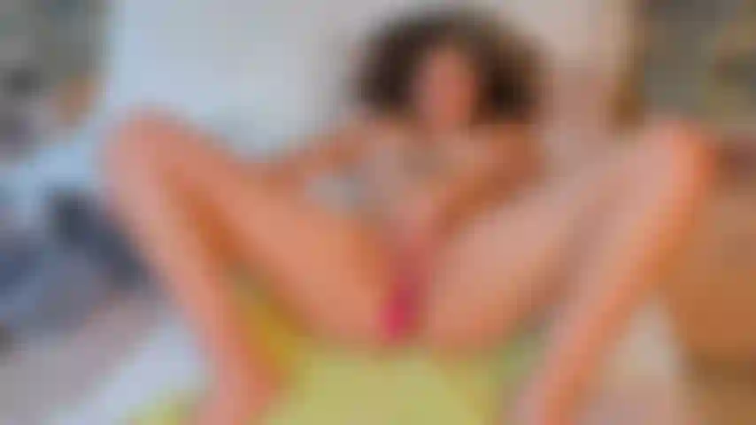 Während ich mit meiner muschi spiele, kann ich nicht aufhören, an dich zu denken. Ich hoffe nur, dass du kommst und diesen erotischen moment mit mir genießt. Stell dir vor, wie es wäre, die wärme meiner haut und die nässe meiner lust zu spüren.