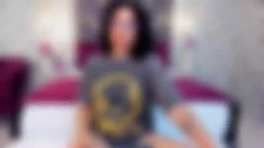 Meine muschi ist so nass, dass ich jetzt meinen vibrator brauche. Jede vibration macht mich geiler. Ich berühre mich selbst, als wärst du hier, würdest jedes detail beobachten und mich begehren. Wirst du mir zusehen, wie ich für dich komme?