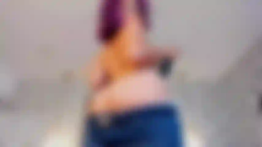 Ich tanze langsam mit dir! Ich tanze langsam mit dir, meine augen sind auf dich gerichtet, und ich bewege meine hüften, nur um deinen schwanz hart zu machen.