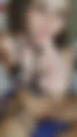 Zuerst möchte ich deinen schwanz in meinem mund schmecken, jeden zentimeter lecken und saugen, bis du kurz vor dem explodieren bist. Dann möchte ich, dass du meine muschi tief aufreißt, aber was ich wirklich will, ist zu spüren, wie dein heißes sperma meinen mund füllt, während du mich voller verlangen ansiehst.