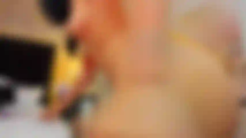 Mein arsch und meine muschi im hintergrund, während ich dich twerke und penetriere.